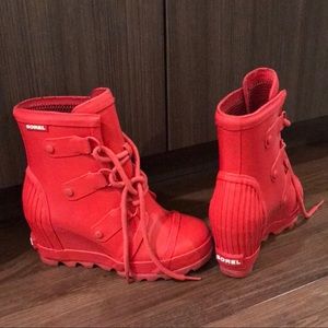Sorel lace up rubber boots size 6